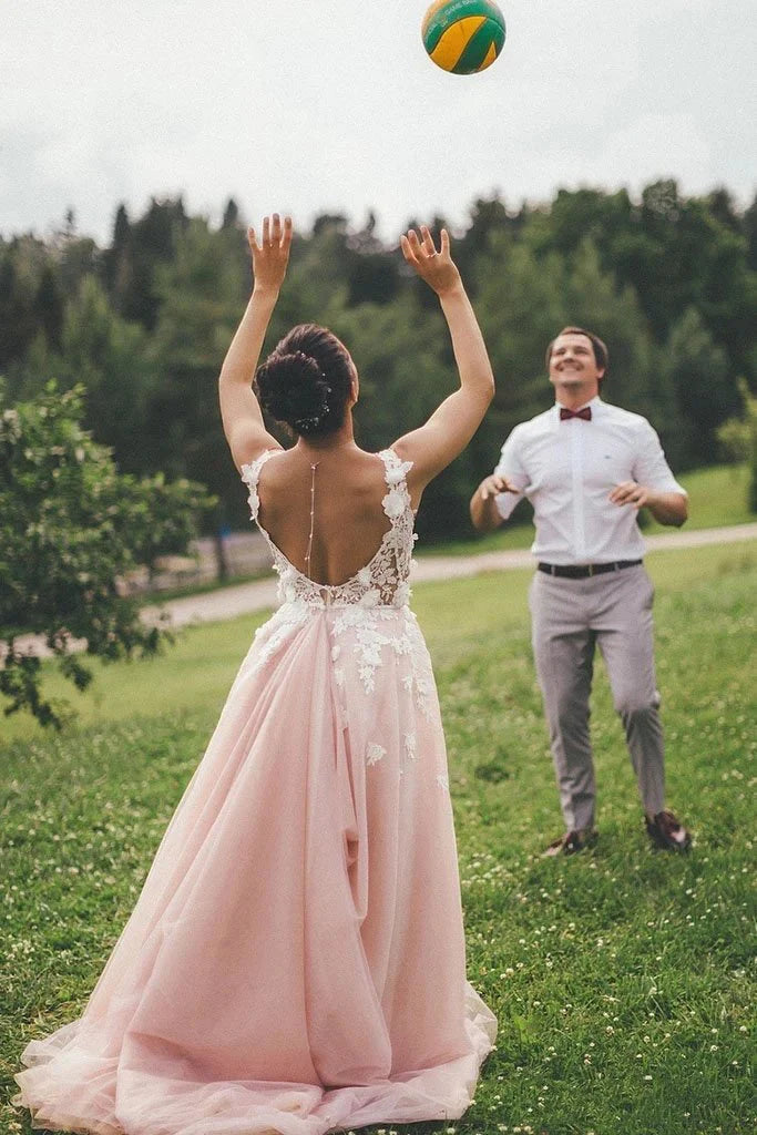 Vestido de novia rosa con escote redondo transparente y espalda descubierta con encaje